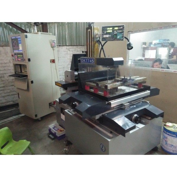 Máy cắt dây CNC