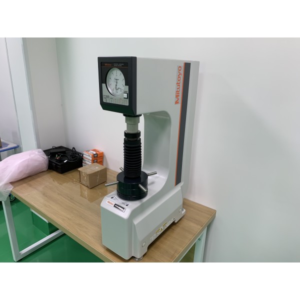 ロックウェル硬さ試験機