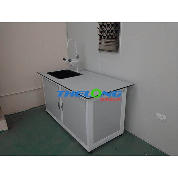 Laboratory bench