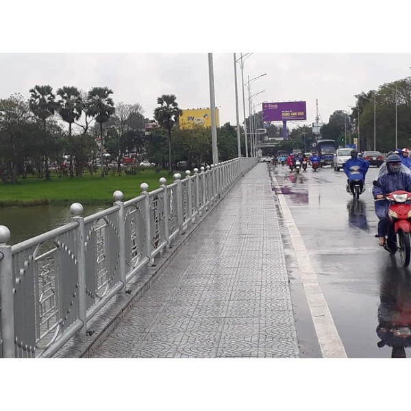 Poussan - Hue Bridge Handrail Construction