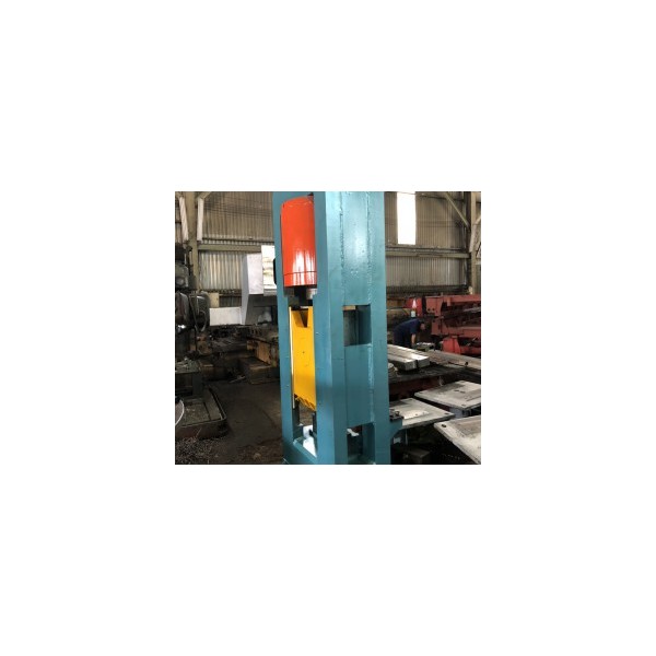 MÁY CẮT THỦY LỰC 250T