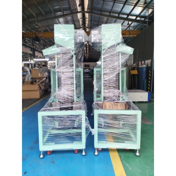 Automatic workpiece feeding conveyor