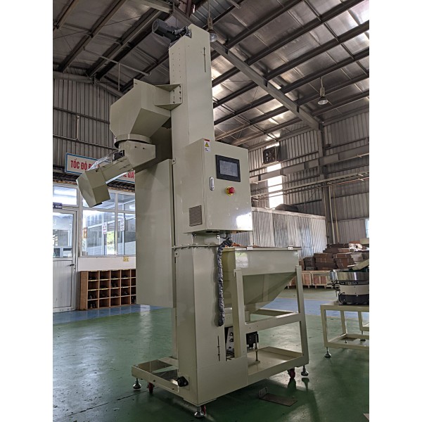 Automatic screw feeder hopper