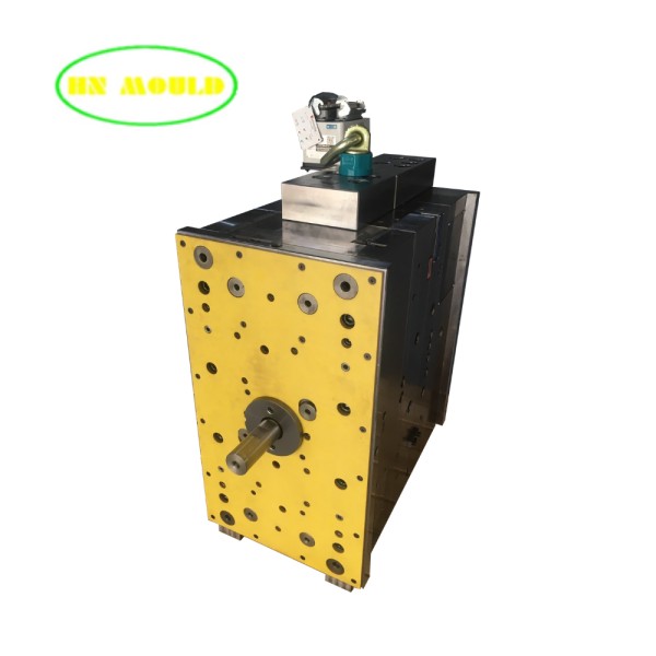 Hot runner injection mould
