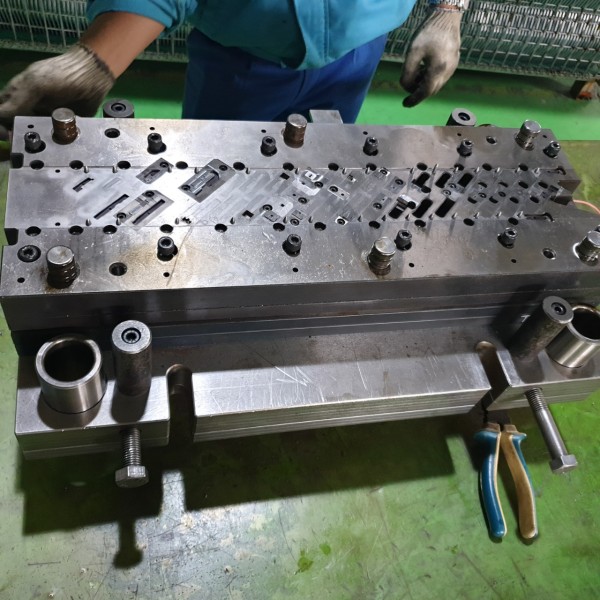 Punch press die design and manufacturing