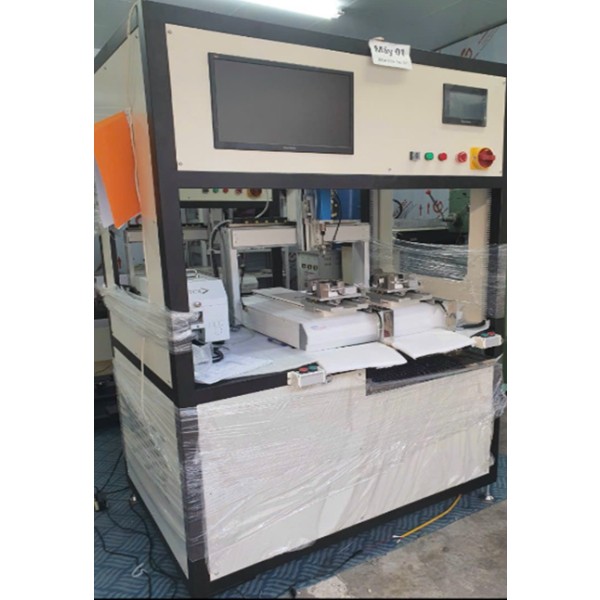 Automatic screwing machine