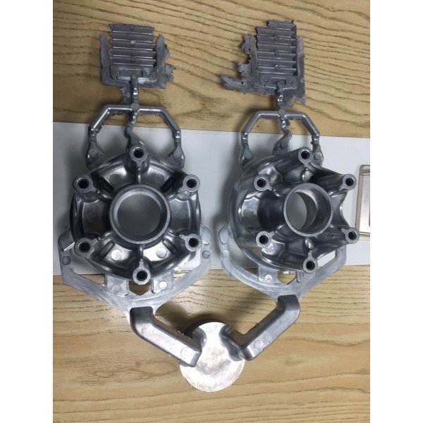 Aluminum die casting molds and aluminum die casting products