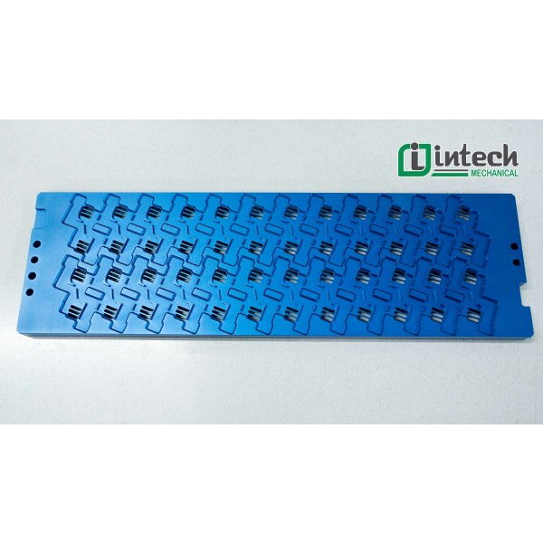 製品 - 電子部品検査用治具、CNC切削加工 - （量産品）、無垢アルミニウム製、精度2%、サンドブラスト加工およびカラーアルマイト処理。